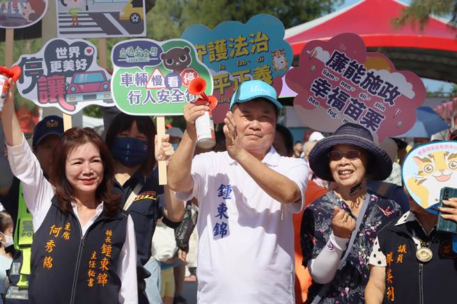 苗栗县长锺东锦（中）出席祖父母节活动，向高龄者宣导交通安全。（苗栗县政府提供／李京升苗栗传真）