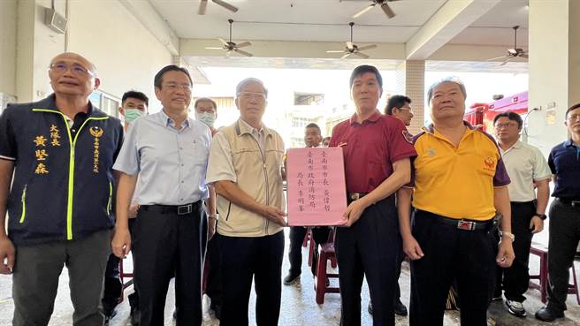 市府消防局长李明峯（左三）11日至白河分队颁发奖励金给辛苦的救灾人员。（张毓翎摄）