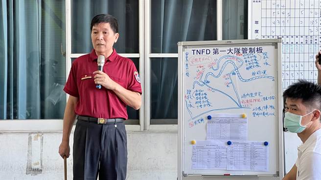 消防局第一大队长陈博文说，昨日鹿寮水库满水位后溢流到头前溪，造成溪水很快暴涨。（张毓翎摄）