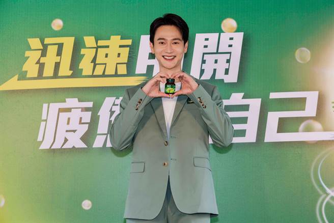 刘冠廷表示，演员工作相当忙碌，自己本身会喝白兰氏双认证鷄精2.0升级版，迅速提神补体力。（白兰氏提供／朱世凯台北传真）