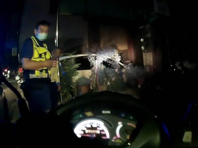 台中77岁林姓阿公日前骑着新机车外出散心，未料深夜迷途大里区，1名员警骑乘阿公的摩托车，另1名则驾驶巡逻车载送林阿公，顺利护送林阿公回家。（雾峰警分局提供／潘虹恩台中传真）