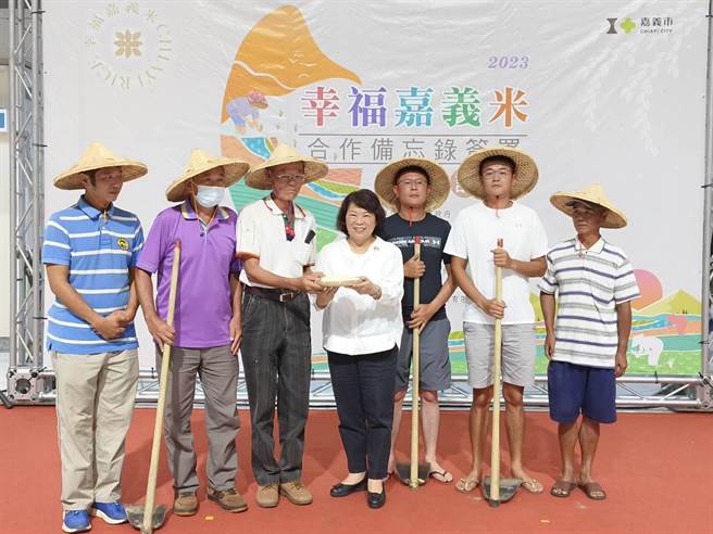 嘉义市长黄敏惠肯定农家世代传承，青农返乡接棒务农。（廖素慧摄）