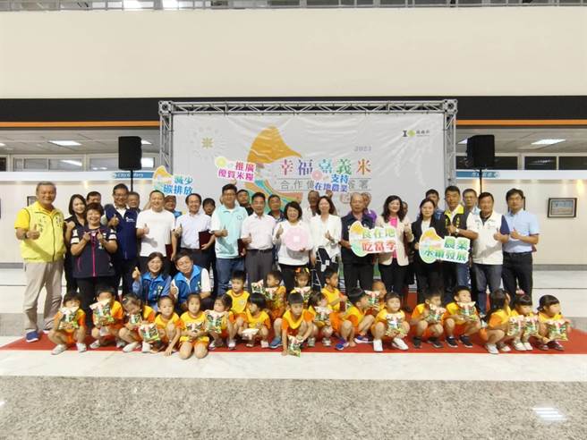 嘉义市长黄敏惠与嘉义市农会、嘉义县太保市农会及食品业者、兴华中学完成签署幸福嘉义米合作备忘录。（廖素慧摄）