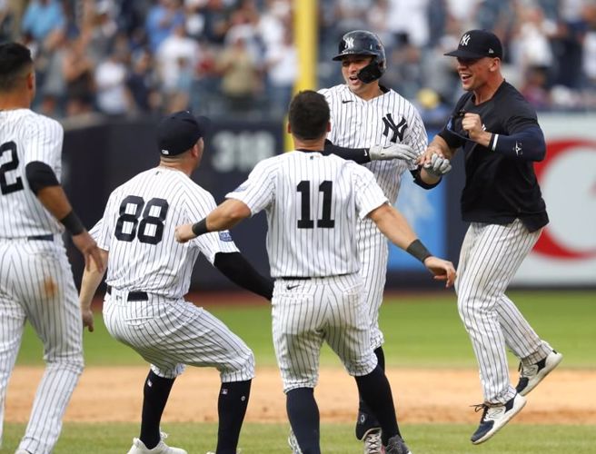 洋基球员庆祝再见安打获胜。（美联社）