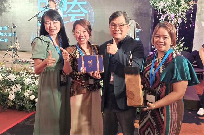 桃园团队由米整合行销勇夺「2023台湾地域振兴大赏新秀奖」。(研考会提供／蔡依珍桃园传真)