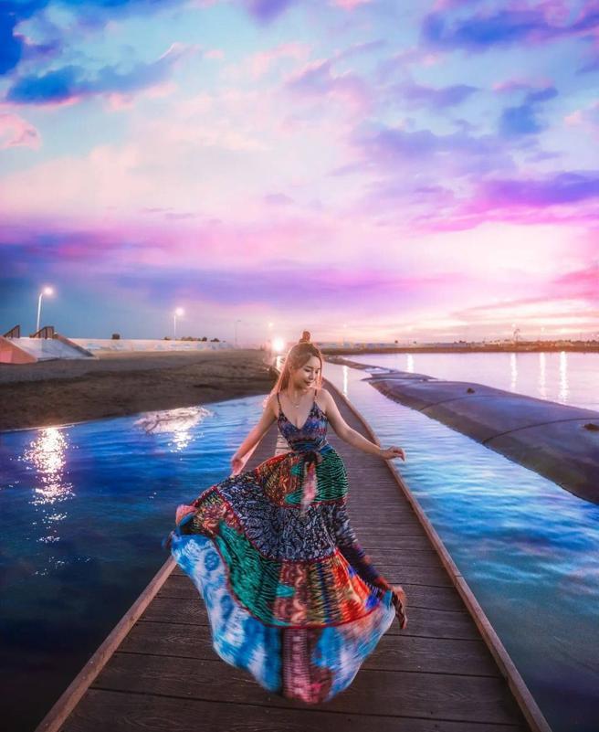 美食旅游KOL汉娜Hannah推荐弥陀渔港海岸光廊为网美拍摄地点。（图／高雄市海洋局）