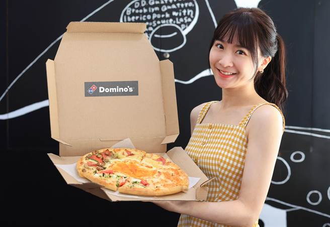 达美乐「黄金月见四喜披萨」集结海鲜、超级豪华、夏威夷、龙虾舞沙拉四喜热门口味。（达美乐提供／朱世凯台北传真）