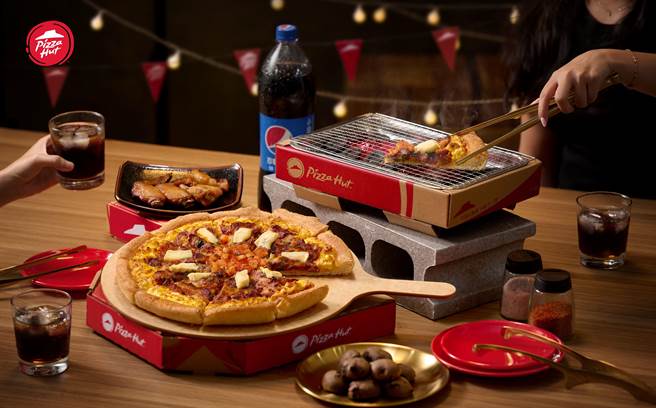 必胜客中秋除了推限定款「月见韩式烤五花比萨」，还限时于APP开卖相关套餐，有机会带走「必胜懒人烤炉」。（必胜客提供／朱世凯台北传真）