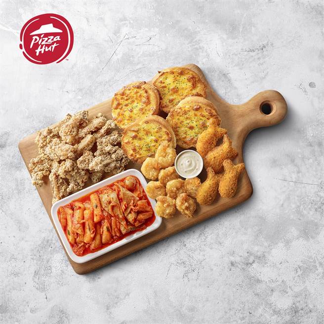 必胜客顺应中秋推「辣炒年糕海陆拼盘」，单点549元，套餐拼盘加价120元可升级。（必胜客提供／朱世凯台北传真）