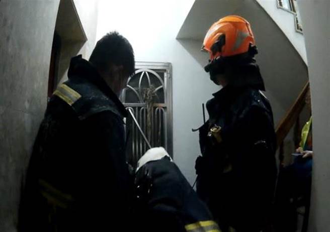 台中市太平区35岁化名「小妤」的女子，因与男友吵架酿分手，日前晚间在住家处轻生，幸太平警分局坪林派出所员警，破门而入将她送医。（太平警分局提供／冯惠宜台中传真）