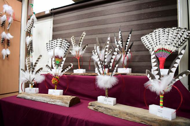 现场展示熊鹰仿真羽毛制作的羽扇，新娘出嫁时使用羽扇遮挡脸部。(屏科大提供)