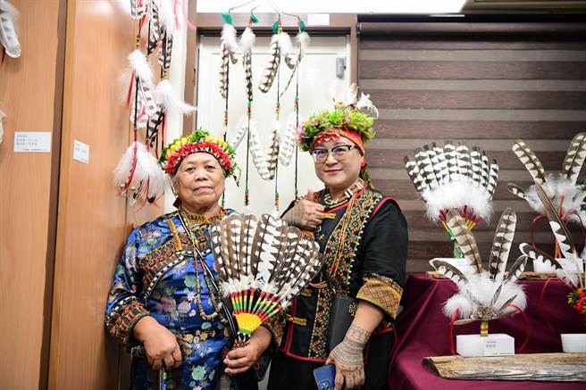 兼顾传统文化与保育，屏科大开办熊鹰仿真羽毛文化展。(屏科大提供)