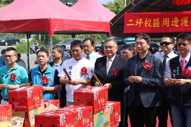 县长锺东锦等人到场主持启用仪式。（李京升摄）