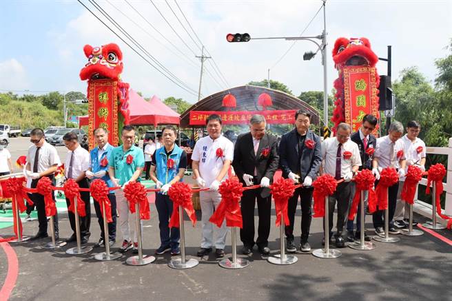 眾人见证歷史性的一刻并合影留念。（李京升摄）