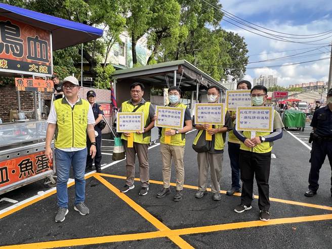台南市旧大东夜市今天重新营业，市场处长陈豪吉带队前往劝阻摊商进入营生。（洪荣志摄）