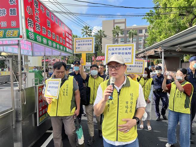 台南市市场处长陈豪吉带队巡行大东夜市各摊商劝导「今天不要营业」。（洪荣志摄）