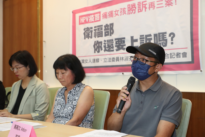 立委林淑芬（左起）、台湾女人连线理事长黄淑英与痛痛女Amber的家长11日召开「HPV疫苗痛痛女孩胜诉再三案！卫福部，你还要上诉吗？」记者会。（刘宗龙摄） 