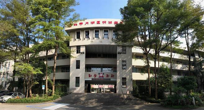 台北市碧湖国小中央厨房厂商今年6月供应给明湖国小营养午餐「咖哩炖猪肉」被发现含有金属针头，明湖国小及碧湖国小表示，1位高年级学生当天吃下猪肉块，发现有异物随即吐出，发现是猪肉里含有2公分针头，经检查学童并未受伤。（摘自明湖国小脸书粉专）