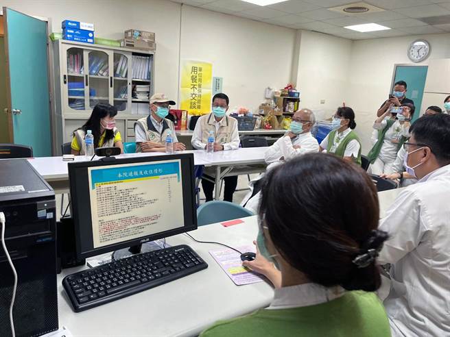 卫生福利部疾病管制署副署长罗一钧今天再度抵达台南，并在市府卫生局长苏世斌的陪同下视察台南市立医院。（卫生局提供／洪荣志台南传真）