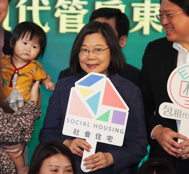 蔡英文总统（中）11日与内政部长林右昌（右）视察国家住宅及都市更新中心暨包租代管房东客交流，国家住宅及都市更新中心，并且与承租用户合影留念。（季志翔摄）