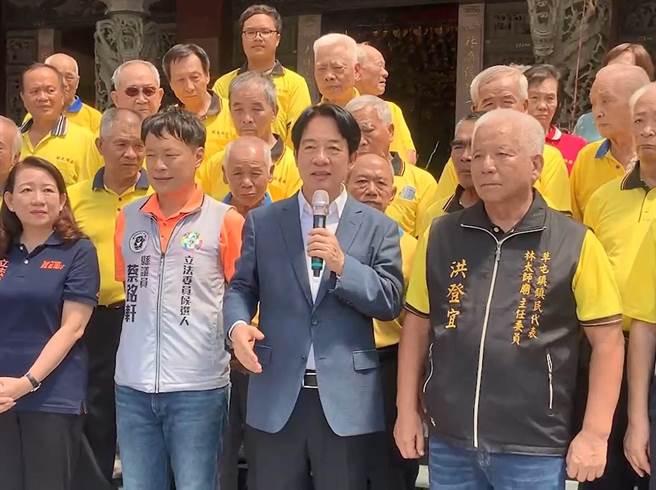 林太师庙主委洪登宜向赖清德陈情南投砂石车、垃圾问题20多年无法解决，请他以后有机会当总统要帮帮南投人的忙。曾雪蒨摄