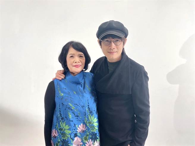 罗文裕（右）和妈妈合唱的〈尞天穿〉被编入全台国中二年级教科书。（大赏门文化提供）