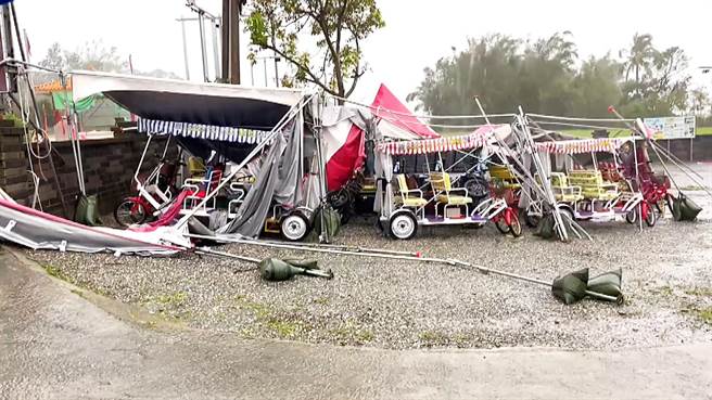 台東池上鄉電動車業者生財工具遭颱風摧毀，損失至少50萬元。（蕭嘉蕙攝）