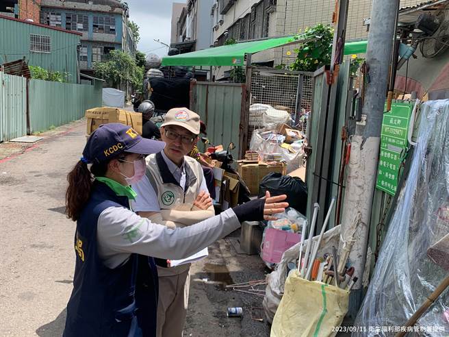 疾管署副署长罗一钧今8度南下视察登革热疫情。（疾管署提供／林周义台北传真）