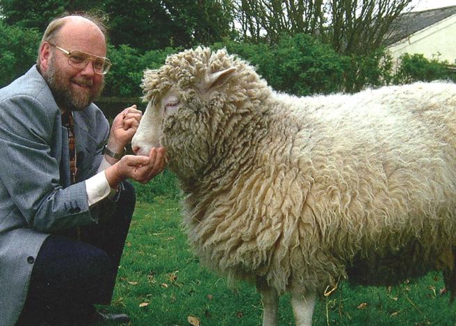 世界第1隻複製哺乳動物桃莉羊，以及研究團隊主持人韋莫特。(圖/Roslin Institute)