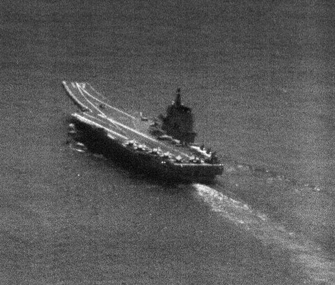 距台最近一次！共军山东号航母11日现踪鹅銮鼻外海60浬，我方严密监控。（资料照片，中华民国国防部提供）