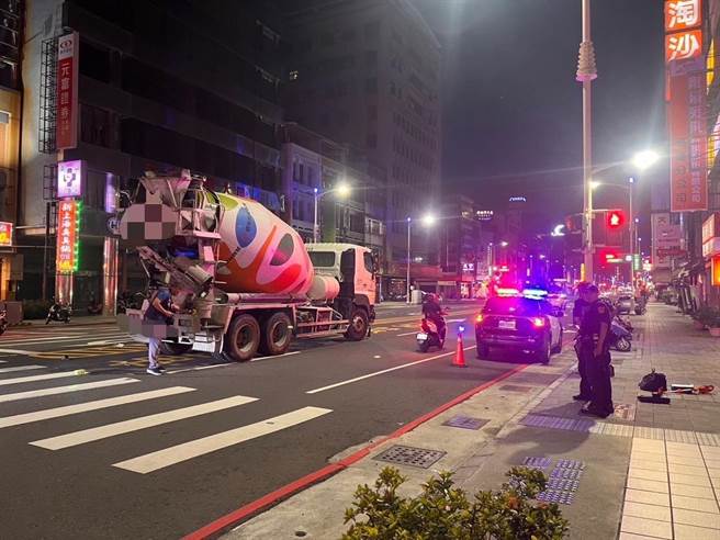 高雄自行车骑士遭水泥车辗过受困在车底，警消获报到场将骑士救出送医。（翻摄照片／崔正纲高雄传真）