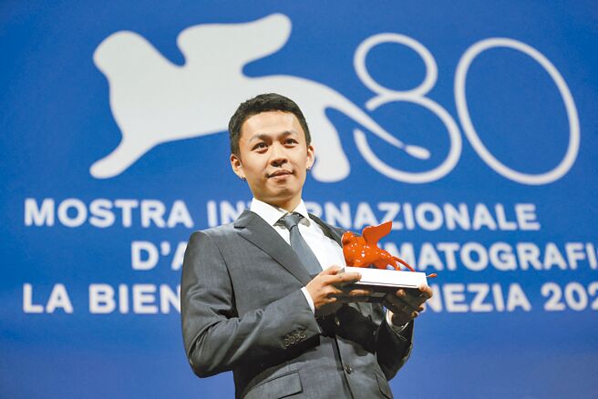 李鸿其执导的首部作品《爱是一把枪》，拿下第80届威尼斯影展「未来之狮奖」，是该奖自1999年颁发以来，首部获得此奖的台湾电影。（路透）
