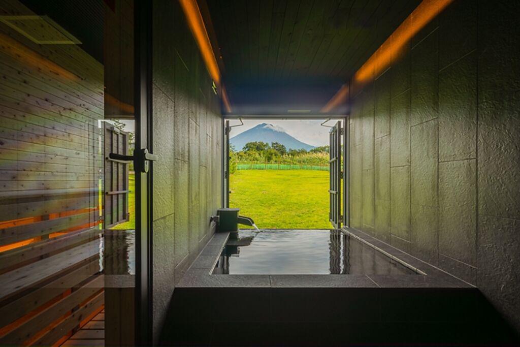 一邊眺望富士山美景、一邊享受天然溫泉陶冶。　圖：MARINETOPIA RESORT／來源
