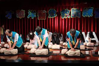大一入學先學會救人！ 華醫新生訓練必考CPR＋AED