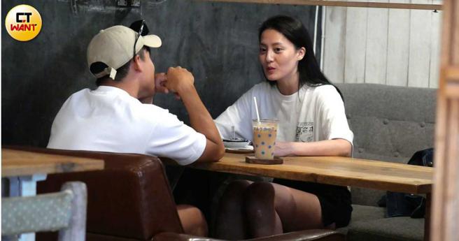 顏晓筠进入一间咖啡厅与和「蜜桃臀」跳水国手林昀蒂约会。（图／本刊摄影组）