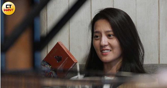 收到林昀蒂特别送的巧克力礼物，让顏晓筠笑得非常开心。（图／本刊摄影组）