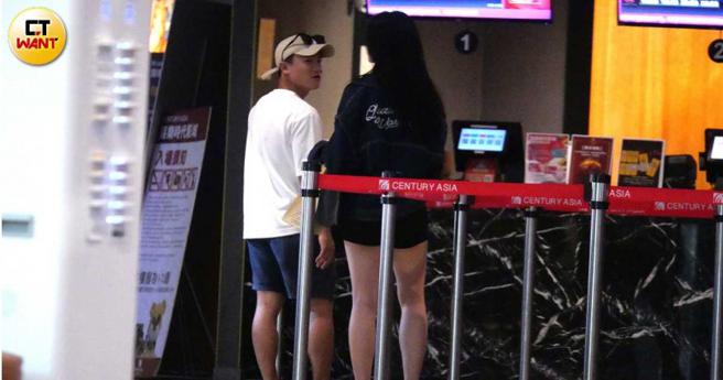 两人在电影院售票处看了半天，似乎没有看到想看的电影。（图／本刊摄影组）