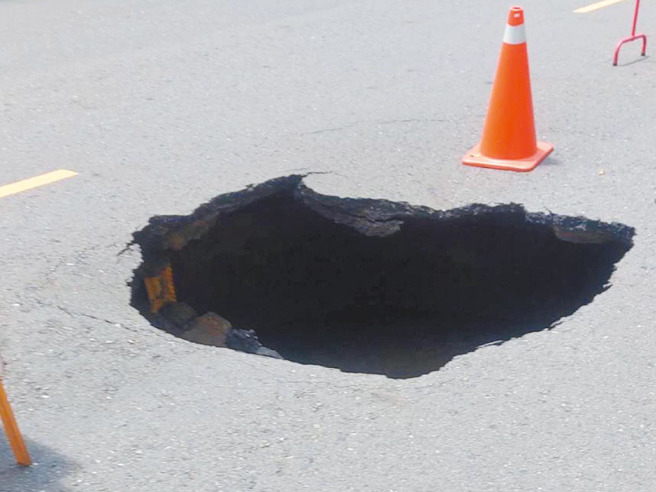 于高雄前镇区、仁武区近期连日大雨，导致地下水位升高，进而引起路基掏空，出现坑洞。图为前镇区广西路4x2x2公尺坑洞照。（翻摄照片／崔正纲高雄传真）