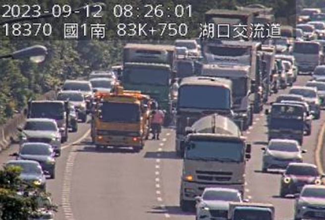 上班注意！国1南下湖口交流道「1大3小」追撞，回堵5km。(翻摄高速公路1968)