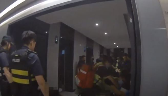 「脸太臭」引爆全武行，NTC商办唱歌喝酒酿斗殴7人伤。（翻摄自影片）