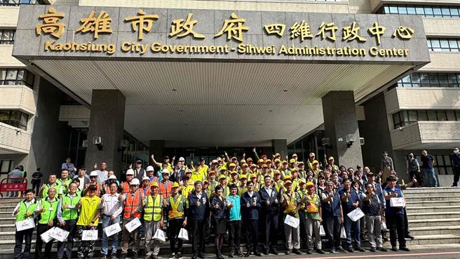 高雄动员到台东协助灾后復原工作，今早高雄市长陈其迈及市府团队特别在四维行政中心府前广场表达慰劳之意，欢迎所有辛苦的团队人员返回工作岗位，现场致赠蛋糕、饮品慰问辛劳。（柯宗纬摄）