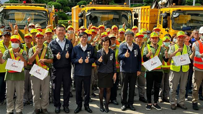 高雄动员到台东协助灾后復原工作，今早高雄市长陈其迈及市府团队特别在四维行政中心府前广场表达慰劳之意，欢迎所有辛苦的团队人员返回工作岗位，现场致赠蛋糕、饮品慰问辛劳。（柯宗纬摄）