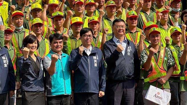 高雄动员到台东协助灾后復原工作，今早高雄市长陈其迈及市府团队特别在四维行政中心府前广场表达慰劳之意，欢迎所有辛苦的团队人员返回工作岗位，现场致赠蛋糕、饮品慰问辛劳。（柯宗纬摄）