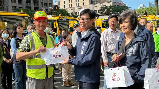 高雄动员到台东协助灾后復原工作，今早高雄市长陈其迈及市府团队特别在四维行政中心府前广场表达慰劳之意，欢迎所有辛苦的团队人员返回工作岗位，现场致赠蛋糕、饮品慰问辛劳。（柯宗纬摄）