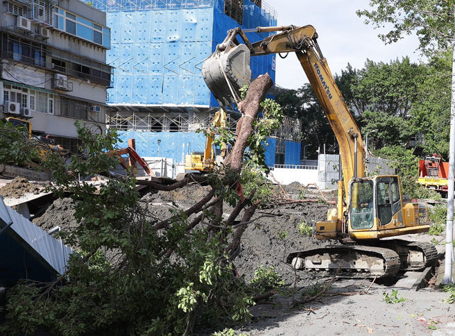 台北市中山區大直街「基泰大直」工地發生重大公安事故，造成鄰近民宅嚴重龜裂下陷。（季志翔攝）