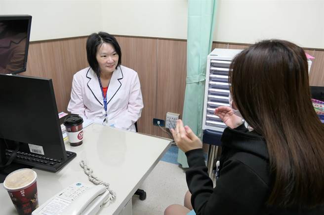 職場新鮮人面對心理壓力，心理師黃秋燕（左）建議可透過「年輕族群的心理健康支持方案」尋求協助。（張朝欣攝）