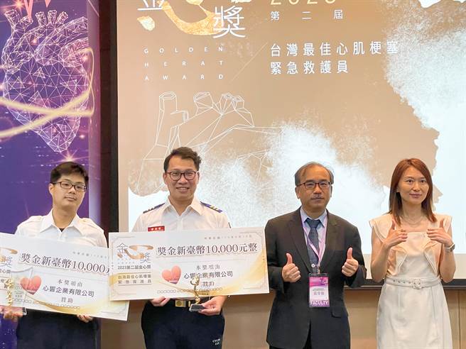 嘉义县消防局民雄高级救护队队员何政壕（左二），报名台湾心肌梗塞学会第2届金心奖甄选，成功获选为台湾最佳心肌梗塞紧急救护员。（嘉义县消防局提供／吕妍庭嘉义传真）