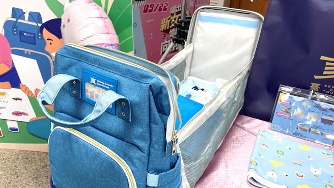 新版育兒生日禮設計以「台東藍」為主色的育兒包，可展開成為臨時床。（蕭嘉蕙攝）