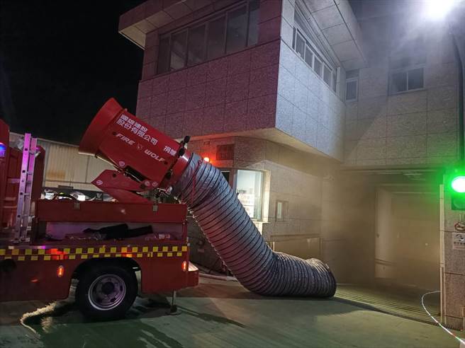 台中市乌日区光明路1处仓储公司11日深夜传出疑似冷媒泄漏，消防人员到场搜索排烟并于5楼发现冷媒管疑有燃烧，幸未酿灾、伤亡，原因由火调人员进一步调查鑑定。（台中市消防局提供／潘虹恩台中传真）
