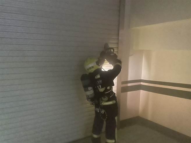 台中市乌日区光明路1处仓储公司11日深夜传出疑似冷媒泄漏，地下1楼冒出白烟，消防人员到场搜索排烟，幸未酿灾、无人伤亡。（台中市消防局提供／潘虹恩台中传真）